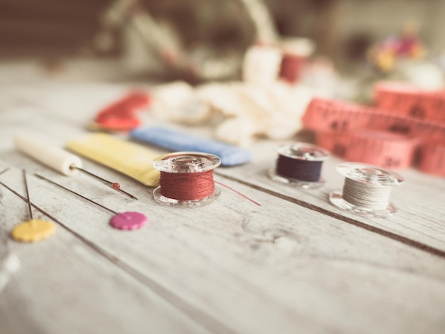 atelier so šijacím stolom a nitami